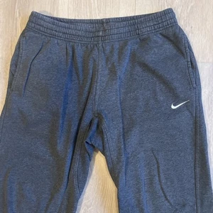 Nike dunkelgrau Jogginghose Sweatpants %80 Baumwolle Herren L Freizeit Activewear Athleisure - Bild 1 von 10