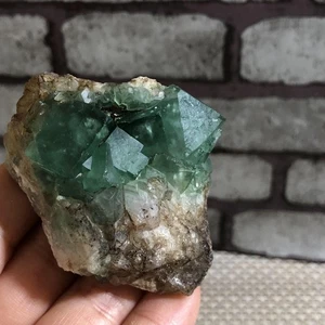 Muestra mineral de racimo de cristal de FLUORITA CÚBICA verde natural 106 g d186 - Imagen 1 de 10