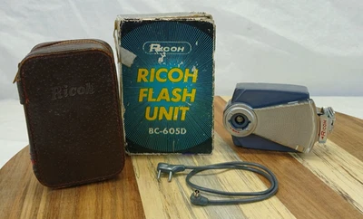 VINTAGE RICOH FLASH UNIT BC-605D RETRACABLE FLASH CORD CASE NICE UNIT - Imagem 1 de 4