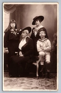 AK RPPC Studio Festportrait Familiengruppe Brüssel um 1910 N453 - Bild 1 von 2