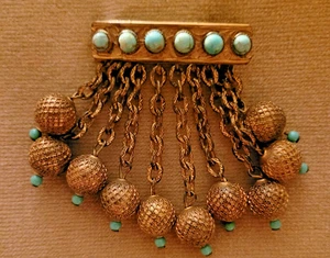 Broche de vidrio checo turquesa imitación latón dorado renacimiento etrusco años 30 - Imagen 1 de 5