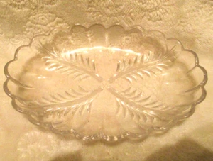 Vintage~Clear Glass Relish Dish~Leaf Pattern~Scalloped Edge~7.25" x 4 5/8" x 1.2 - Picture 1 of 8