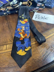 👛 POOH TIGGER ABITO DI FASCIA ALTA VESTITO CRAVATTA DI DESIGN SPEDIZIONE GRATUITA 👛 - Foto 1 di 4