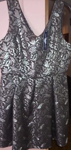 VESTIDO Falda Plisada Caja Metálica Cuello Vee Plateado y Negro UNA ROPA Jr Lg - Imagen 1 de 3
