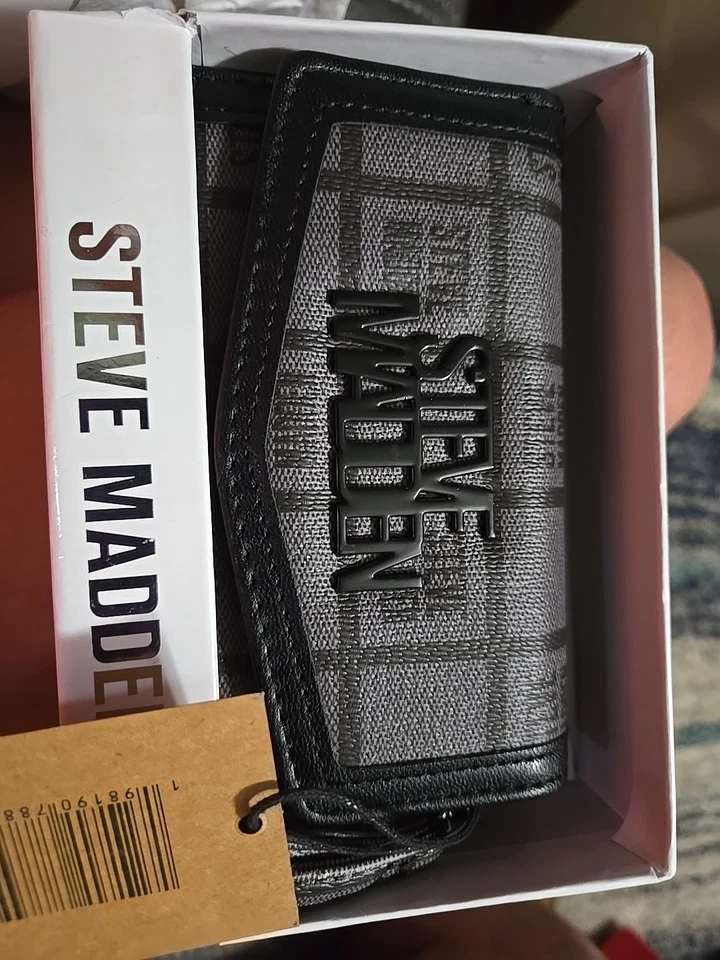 Steve Madden Muñequera Billetera Bolso sin asas Cremallera Beige Guijarro Logo Cuadrados, Nuevo con Etiquetas Foto 1 de 1