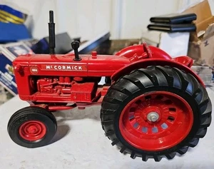 TRACTOR ERTL MCCORMICK WD-9~ROJO~ESCALA 1:16~METAL FUNDIDO~HECHO EN EE. UU. DB - Imagen 1 de 6