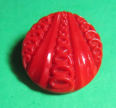 (1) VINTAGE 7/8" THREE SPIRALS RED GLASS SHANK BUTTON-M901 - Image 1 of 2