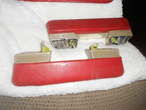 ORIGINAL PR C2 CORVETTE RED ARMREST W/HARDWARE - Imagen 1 de 1