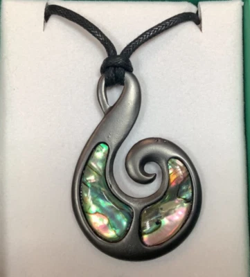 Maori Koru Fern Design Inlaid Paua Shell Pendant On A Black Cord - Imagem 1 de 4