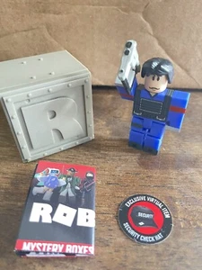 Roblox Action Series 10 Innovation Inc Security Guard + Security Check Hat Code - Bild 1 von 2