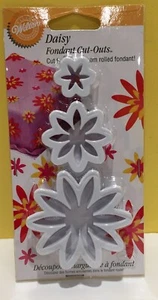 WILTON 3 TAGLIERINE PER FONDENTE FIORI MARGHERITA STOCK N. 417-439 NUOVE IN CONFEZIONE - Foto 1 di 3