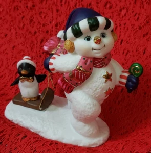 Vintage Grandeur Noel Schneemann Porzellan Figur 2001 ziehender Schlitten mit Pinguin - Bild 1 von 6