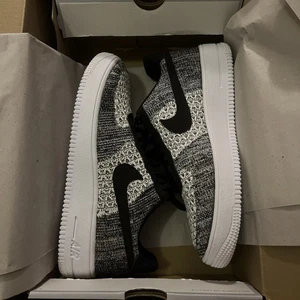 Nike Air Force 1 Flyknit 2.0 Black Pure Platinum EU 42,5 US 9 UK 8 NEU - Bild 1 von 3