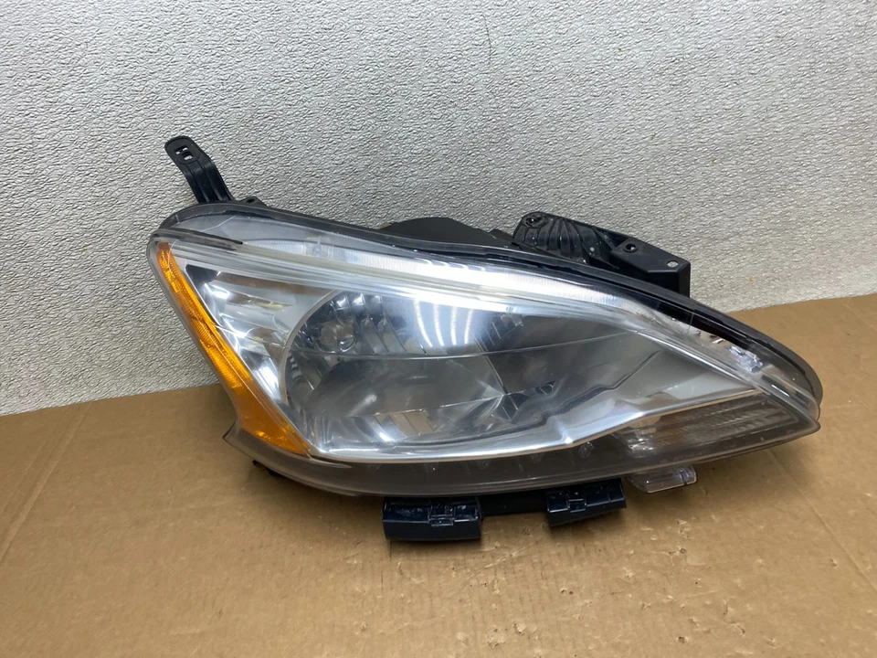 Faro halógeno pasajero derecho Nissan Sentra 2013-2015 con LED V4892 DW Foto 1 de 4