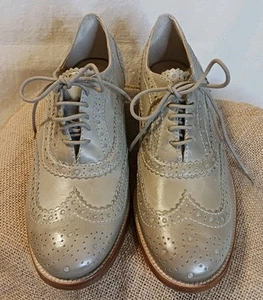 Pour La Victoire Sz 8.5 Taupe Leather Wing Tip Oxfords Excellent+ Preppy - Picture 1 of 13