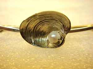 VINTAGE GOLD TONE TIE CLIP W/MOLLUSK SHELL & CULT. PEARL - NICE - #170 - Picture 1 of 4