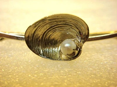 VINTAGE GOLD TONE TIE CLIP W/MOLLUSK SHELL & CULT. PEARL -  NICE - #170 - Image 1 of 4