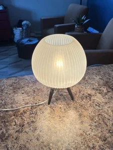 Vtg Atomic MCM Tripod Table Lamp Round White Ribbed Beehive Blow Mold Shade - Picture 1 of 13
