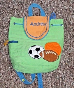 MOCHILA DE TELA ACOLCHADA STEPHAN JOSEPH MOTIVO DEPORTIVO "ANDREW" EN LA SOLAPA - Imagen 1 de 2