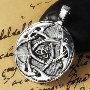 Colgantes enchapados en plata envejecida Triquetra celta 41 mm C8594 - 2, 5 o 10 piezas - Imagen 1 de 2