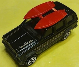 Vintage Majorette n. 224 Jeep Cherokee scala 1:60 tavole da surf nere rosse SUV rare - Foto 1 di 7