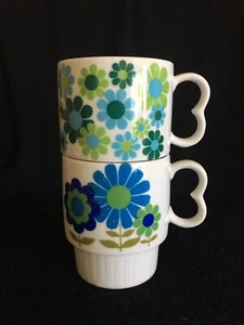2 Vintage 1970’s Stackable Mod/MCM Blue & Green Flower Power Mugs - Picture 1 of 5