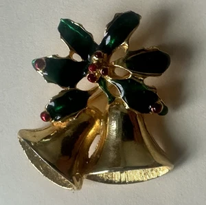 Broche prendedor campanas de acebo de Navidad tono dorado bayas rojas - Imagen 1 de 4
