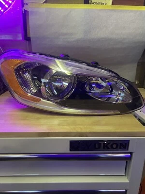 Conjunto de faros Volvo XC60 TYC 2014-2017 20-9703-00 Foto 1 de 4
