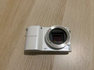SAMSUNG NX1000 20.3MP DIGITALE SPIEGELLOSE KAMERA MIT LADEGERÄT & AKKU - Bild 1 von 5