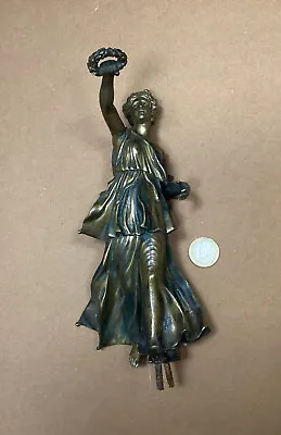 Statuette Ancienne En Bronze De Femme Donnant Une Couronne • 35€