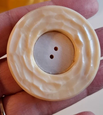 5 vintage große Knöpfe, 42 mmm Ø, Perlmutteinlage, Horn-Optik, Creme-Natur-Töne - Bild 1 von 3