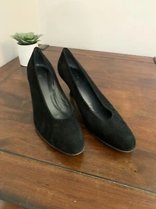 Great Basic Stuart Weitzman Black Suede Kitten Heel Work Wear Size 38.5 Or 8.5 - Picture 1 of 9