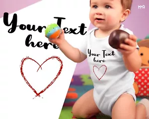 Süßer individueller Text Herz Grafik Baby Body personalisiert Neugeborenes Strampler Geschenk - Bild 1 von 8