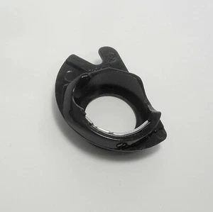 Bobbin Case Singer 2303 2304 2315 2330 2404 2430 2440 2502 2503 2504 2515 2517  - Picture 1 of 1