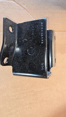 Soporte de montaje de haz de eje Ford AC2Z-3B178-A FABRICANTE DE EQUIPOS ORIGINALES - Se adapta a Ford Serie E 1996-2024 Foto 1 de 2