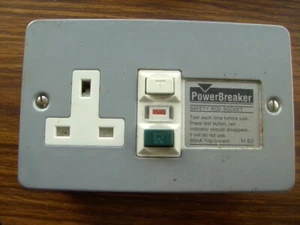 Power Breaker Safety RCD single Socket Metal clad back box 30mA H82 - Picture 1 of 7