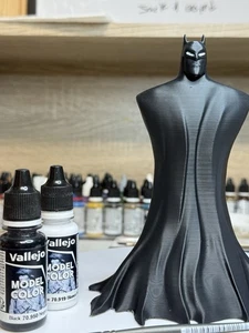 Batman Tribute Figure – Minimalist Style, White Eyes, 16 cm PLA - Picture 1 of 9