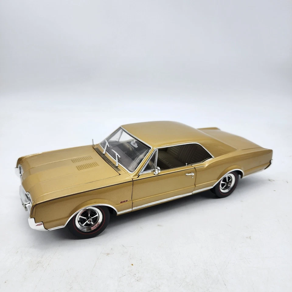 Highway 61 1967 Oldsmobile 4-4-2 Coupe 1:18 Diecast Olds 442 Car Rare HTF VHTF - Изображение 1 из 4