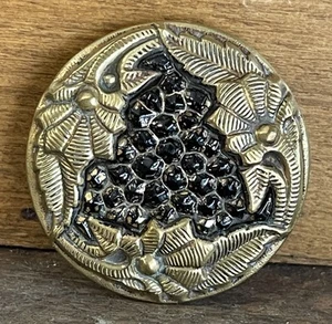 Antiker schwarzer Glasknopf montiert in Metall mit Blumenrand, gestipptes Glas - Bild 1 von 2