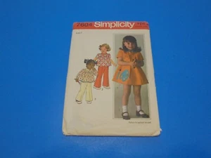 Vestido, top y pantalón Simplicity con patrón de costura 7604 para niñas pequeñas talla 2  - Imagen 1 de 3