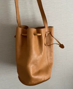 Baggu Natural Milled USA Leather Bucket Drawstring Crossbody Bag Brown - Bild 1 von 6