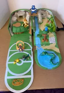 Pokemon grüner Rucksack ausklappbar Spielset Tragetasche mit 8 Figuren 2020-2021 - Bild 1 von 18