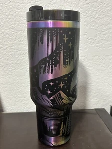 40 Unzen Stanley Becher mit Griff - Lasergravur - Schwarz Chroma - Nordlichter - Bild 1 von 4