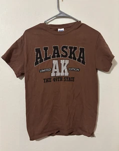 Gildan Womens Size S Alaska The 49th State Limited Edition T-Shirt Brown - Picture 1 of 2