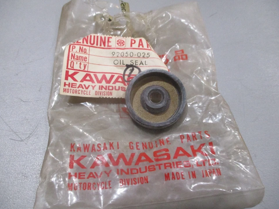 Nuevo de Lote Antiguo Kawasaki OEM Sello de Aceite H1 H1B H1C H1D H1E H1F H1R H2 H2B H2C 92050-025 Foto 1 de 1