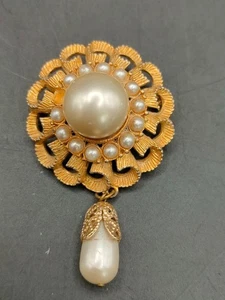 Vintage Gold-Tone Brooch with Faux Pearls & Drop – 6cm Long 🖤 - Picture 1 of 6