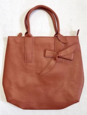 柔软珊瑚橙色鹅卵石人造皮革托特包带蝴蝶结细节全新无标签 — 第 1/4 张图片