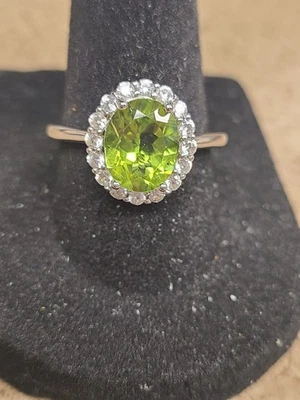 Anillo D'Joy Hebei peridoto y circón blanco halo de 3,40 quilates en rodio sobre ley Foto 1 de 2
