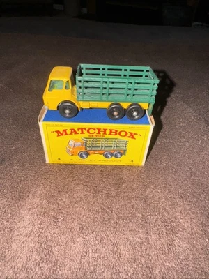 Camión Dodge Stake Matchbox #4 1966 sin usar, amarillo con plataforma verde en caja original como nuevo Foto 1 de 4