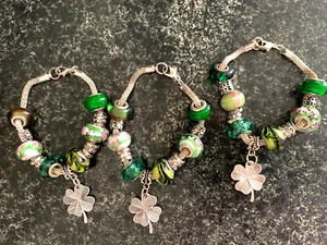 Juego de 3 brazaletes de murano con cuentas con dije de trébol de cuatro hojas del día de San Patricio verde - Imagen 1 de 4